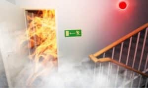 scale antincendio con la porta tagliafuoco aperta e il fuoco che divampa